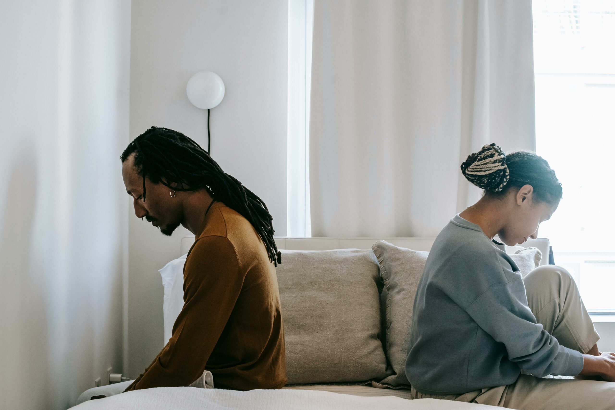 La solitude dans le couple – entre le silence et le désir de proximité